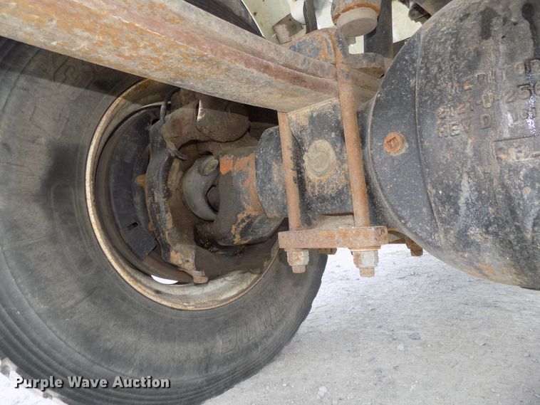 image for item DG2638 2004 International 7400  bucket truck