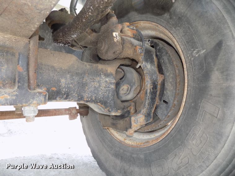 image for item DG2638 2004 International 7400  bucket truck