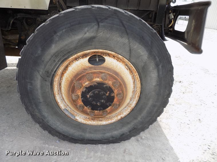 image for item DG2638 2004 International 7400  bucket truck