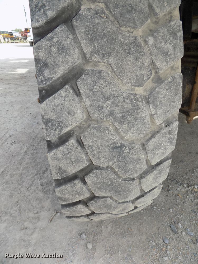 image for item DG2638 2004 International 7400  bucket truck