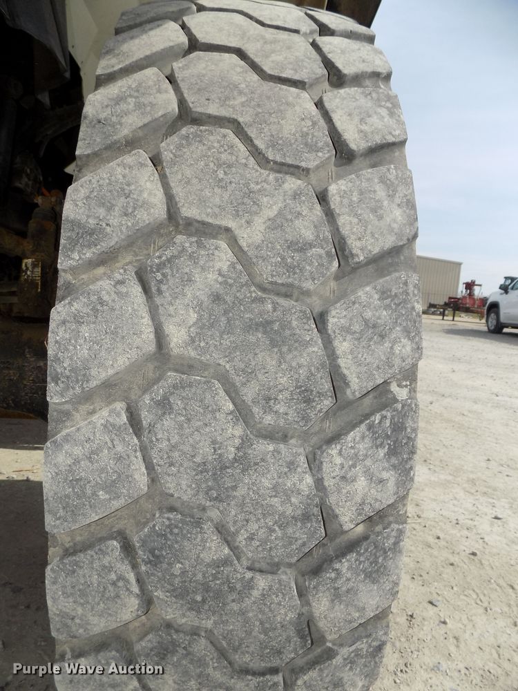 image for item DG2638 2004 International 7400  bucket truck