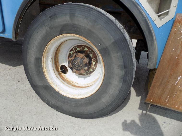 image for item DG2638 2004 International 7400  bucket truck