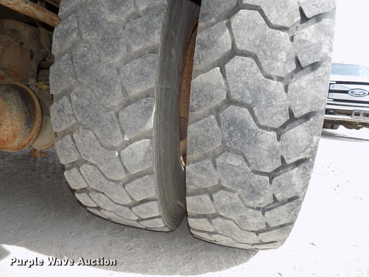 image for item DG2638 2004 International 7400  bucket truck