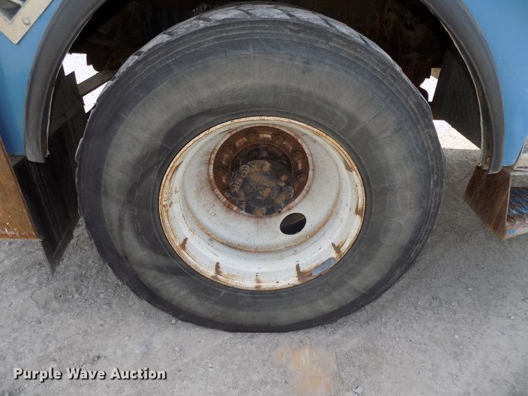 image for item DG2638 2004 International 7400  bucket truck