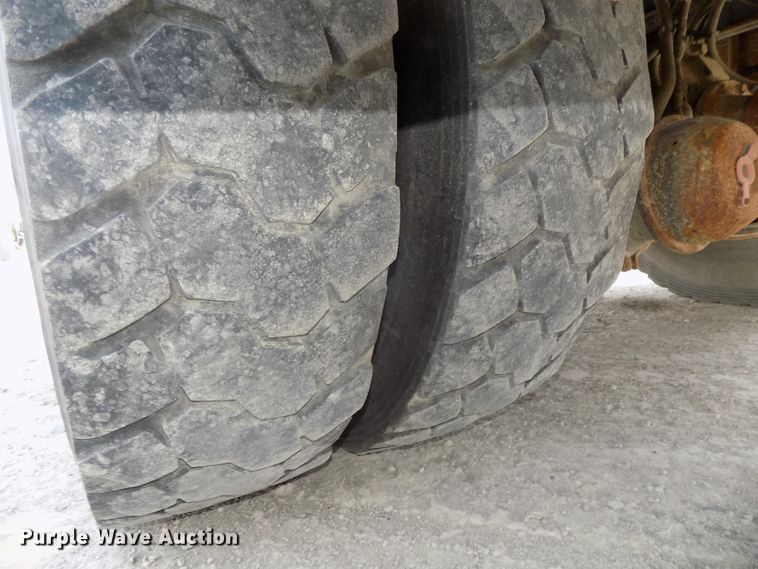 image for item DG2638 2004 International 7400  bucket truck