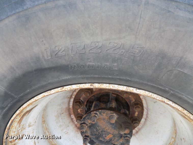 image for item DG2638 2004 International 7400  bucket truck