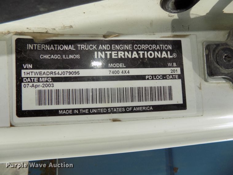 image for item DG2638 2004 International 7400  bucket truck