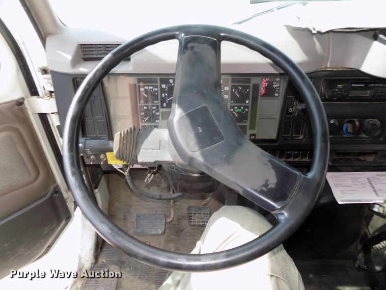 image for item DG2640 1996 International 4900  dump truck