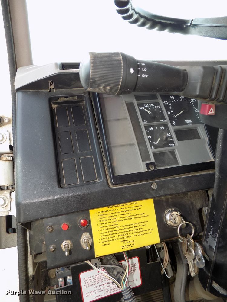 image for item DG2640 1996 International 4900  dump truck