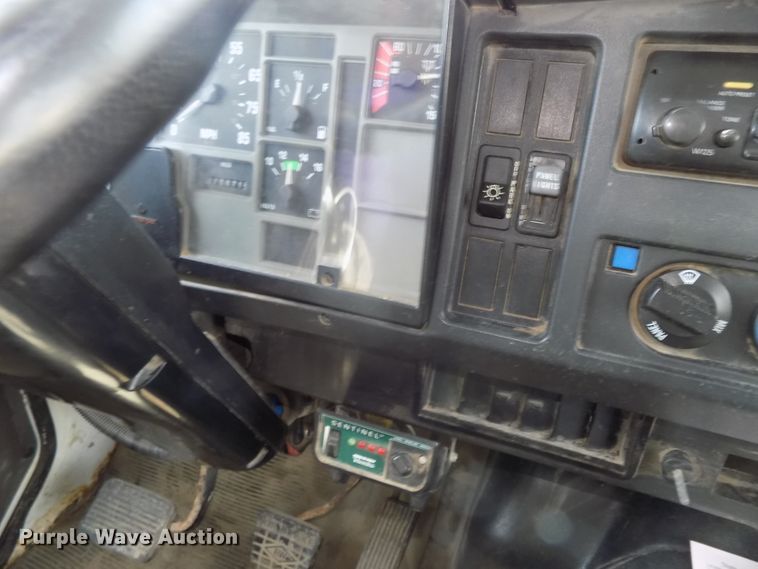 image for item DG2640 1996 International 4900  dump truck