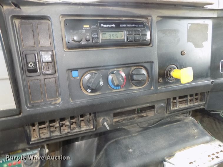 image for item DG2640 1996 International 4900  dump truck