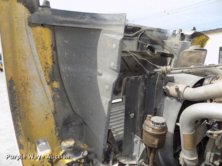 image for item DG2640 1996 International 4900  dump truck