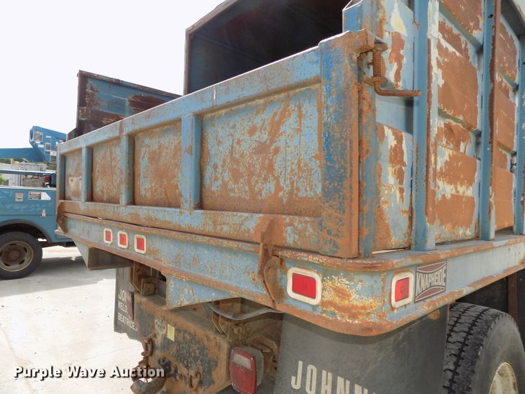 image for item DG2640 1996 International 4900  dump truck