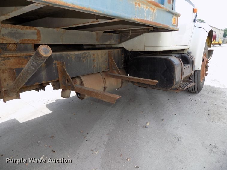 image for item DG2640 1996 International 4900  dump truck