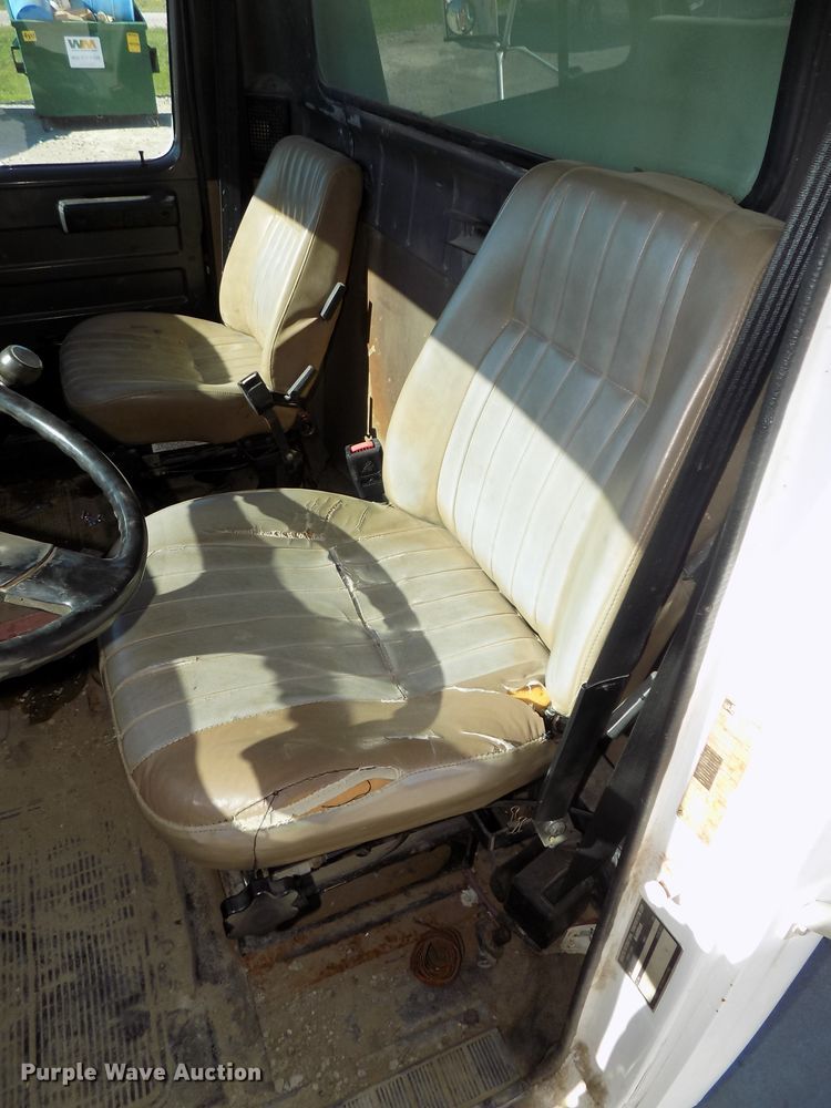 image for item DG2644 1993 International 4700  dump truck