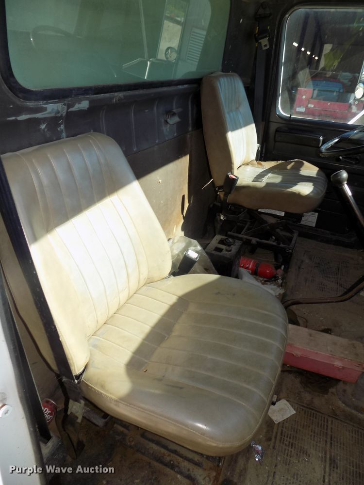 image for item DG2644 1993 International 4700  dump truck