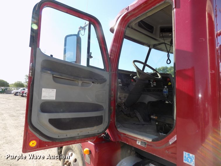 image for item DG2645 2006 Freightliner Columbia  semi truck