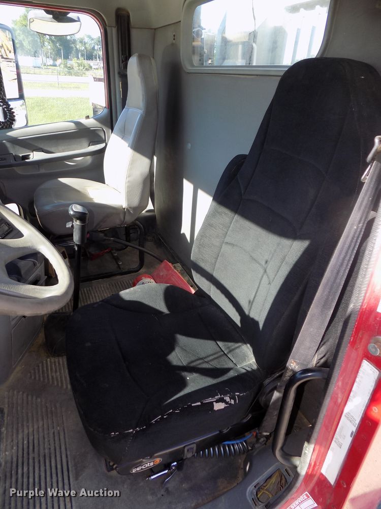 image for item DG2645 2006 Freightliner Columbia  semi truck