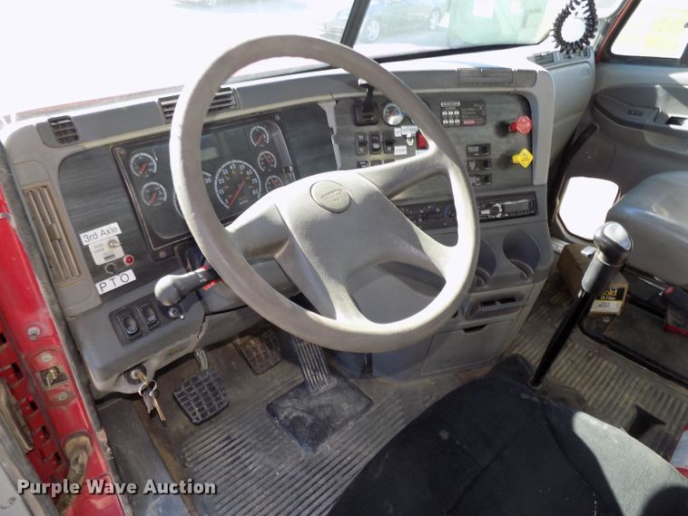 image for item DG2645 2006 Freightliner Columbia  semi truck