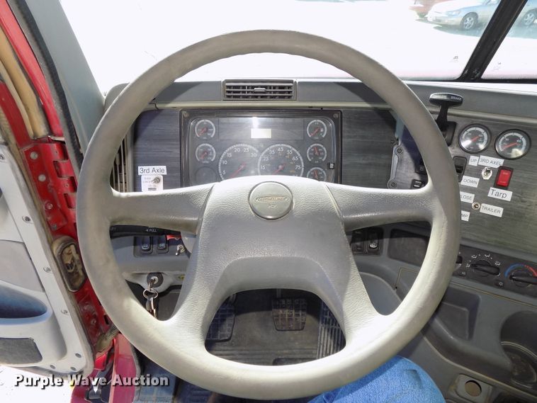 image for item DG2645 2006 Freightliner Columbia  semi truck