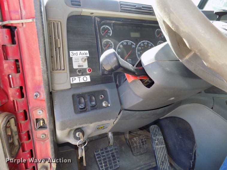 image for item DG2645 2006 Freightliner Columbia  semi truck