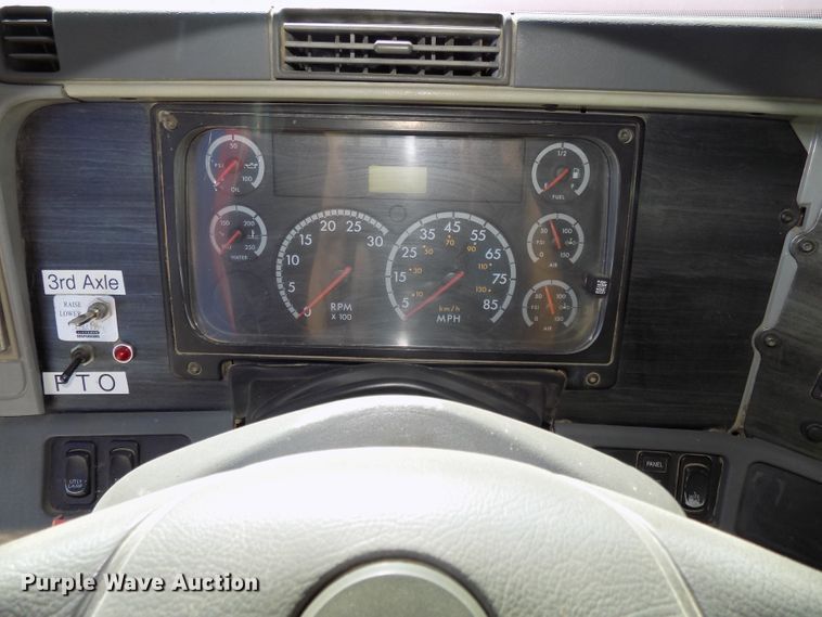 image for item DG2645 2006 Freightliner Columbia  semi truck