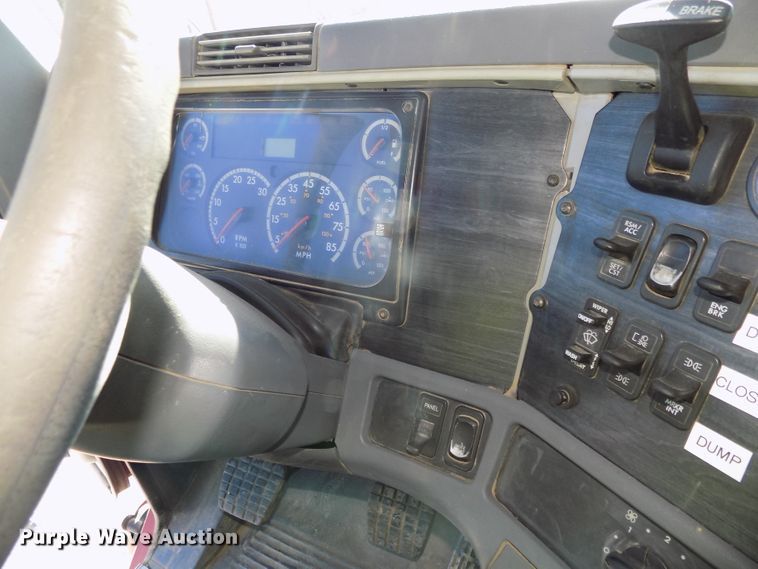 image for item DG2645 2006 Freightliner Columbia  semi truck