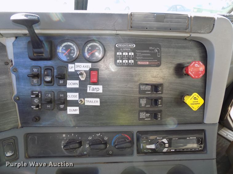 image for item DG2645 2006 Freightliner Columbia  semi truck