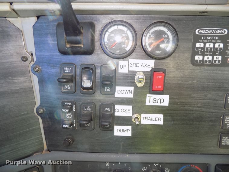 image for item DG2645 2006 Freightliner Columbia  semi truck