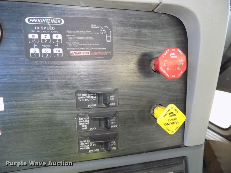 image for item DG2645 2006 Freightliner Columbia  semi truck