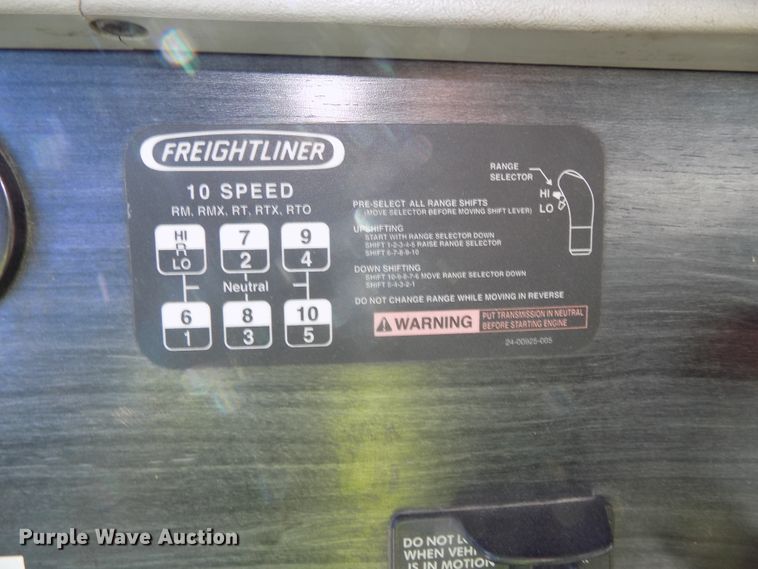image for item DG2645 2006 Freightliner Columbia  semi truck