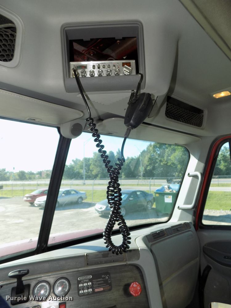 image for item DG2645 2006 Freightliner Columbia  semi truck