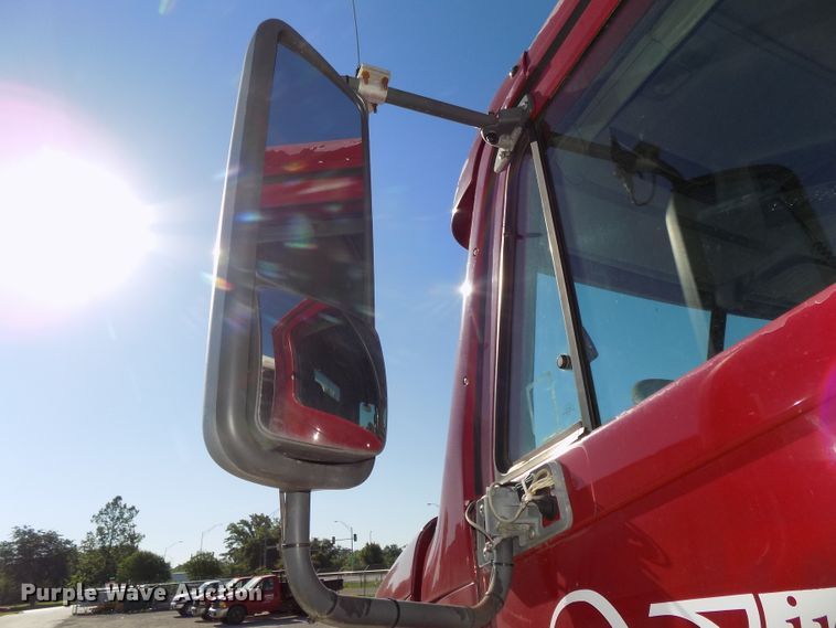 image for item DG2645 2006 Freightliner Columbia  semi truck