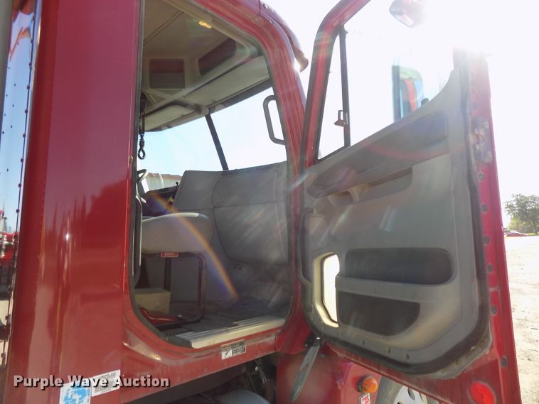 image for item DG2645 2006 Freightliner Columbia  semi truck