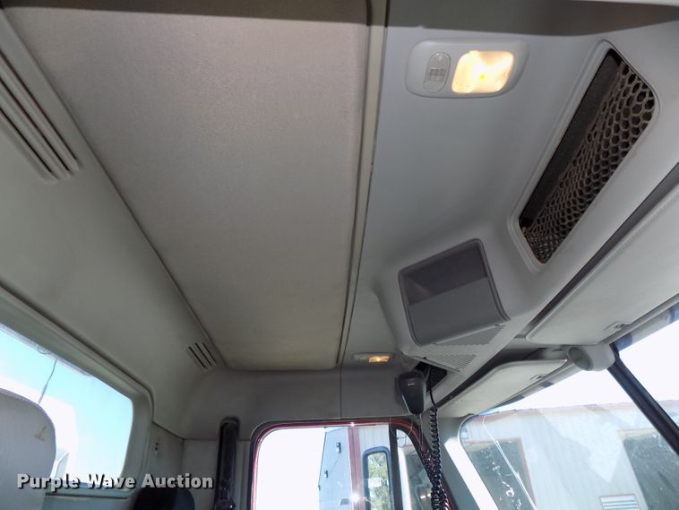 image for item DG2645 2006 Freightliner Columbia  semi truck