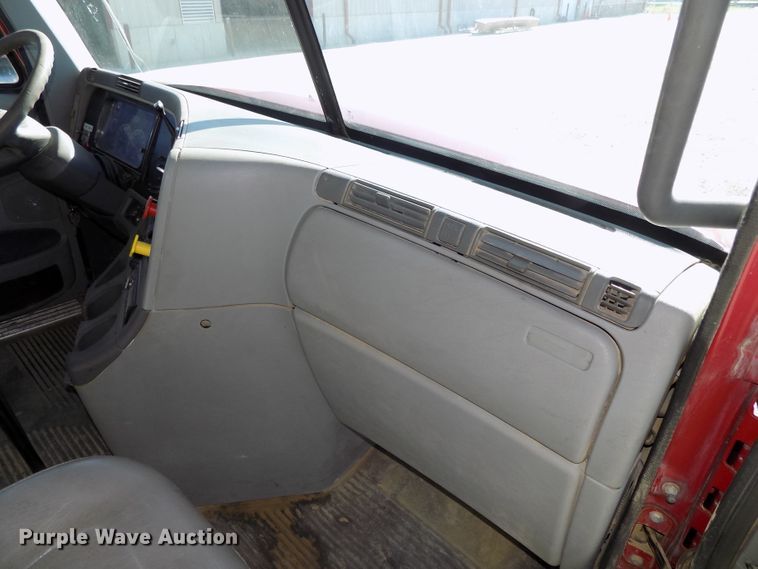 image for item DG2645 2006 Freightliner Columbia  semi truck