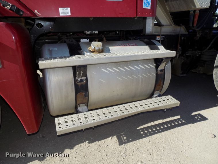 image for item DG2645 2006 Freightliner Columbia  semi truck