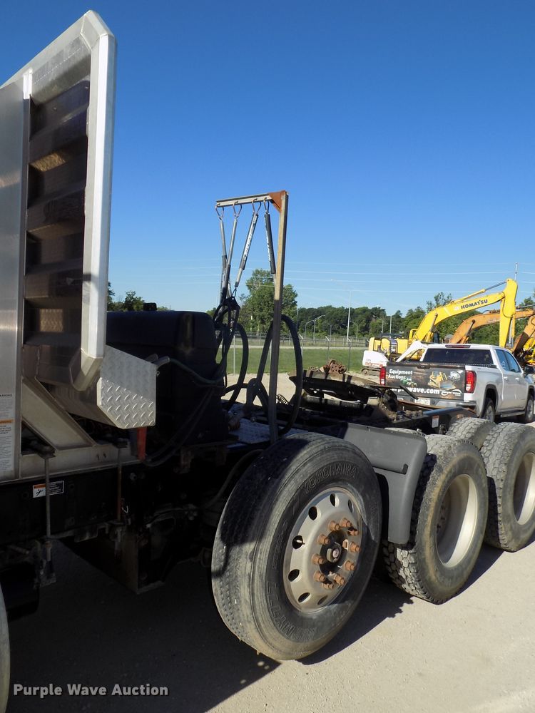 image for item DG2645 2006 Freightliner Columbia  semi truck