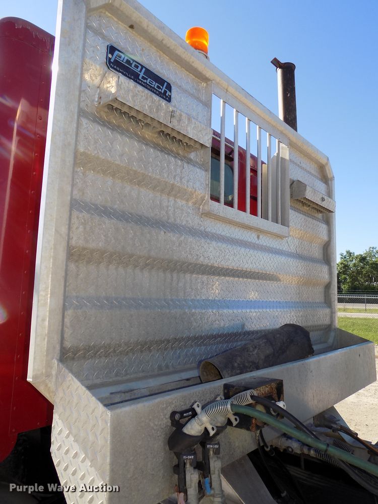 image for item DG2645 2006 Freightliner Columbia  semi truck