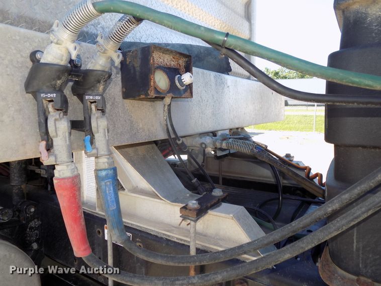 image for item DG2645 2006 Freightliner Columbia  semi truck