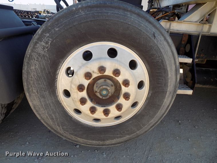 image for item DG2645 2006 Freightliner Columbia  semi truck