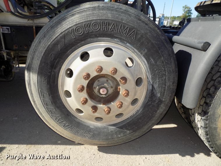 image for item DG2645 2006 Freightliner Columbia  semi truck