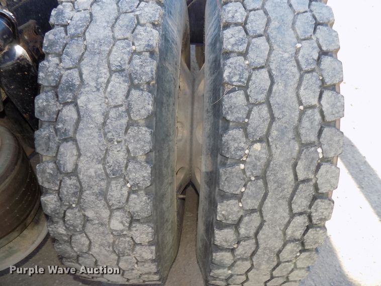 image for item DG2645 2006 Freightliner Columbia  semi truck