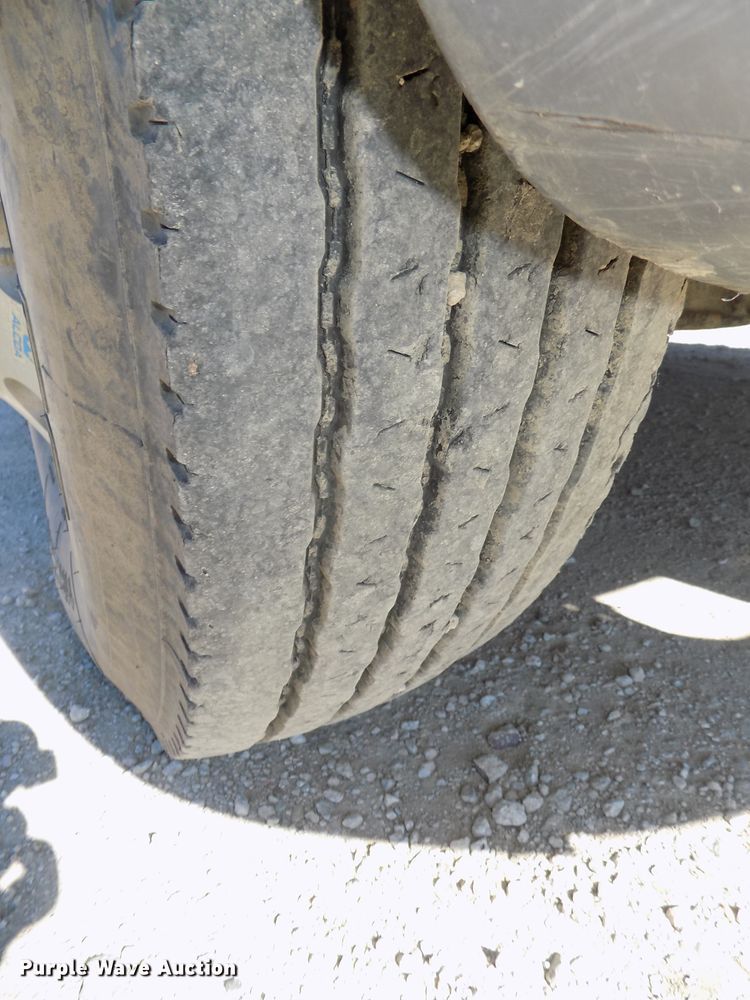 image for item DG2645 2006 Freightliner Columbia  semi truck