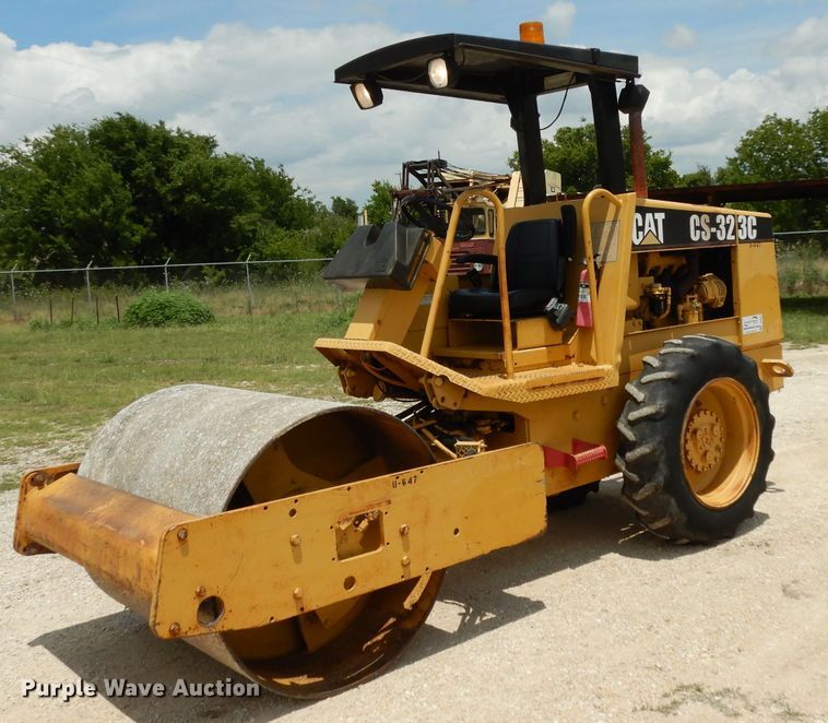 image for item DG6831 1998 Caterpillar CS-323C single drum vibratory roller