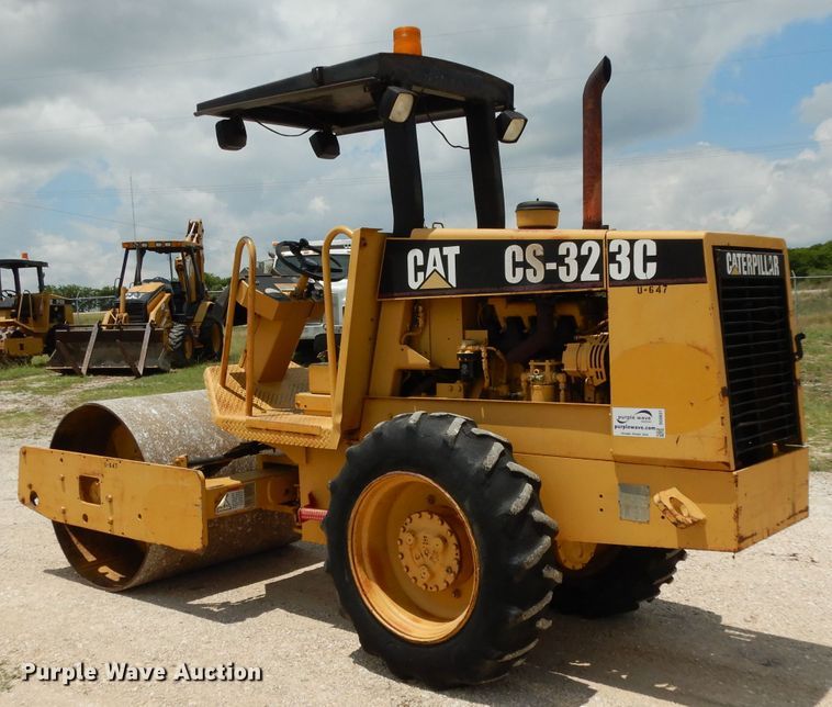 image for item DG6831 1998 Caterpillar CS-323C single drum vibratory roller