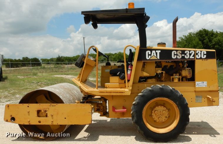 image for item DG6831 1998 Caterpillar CS-323C single drum vibratory roller