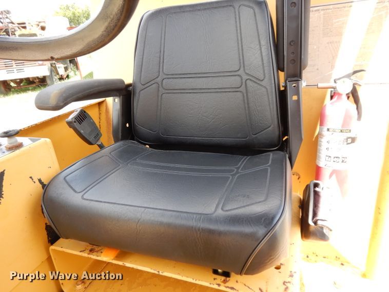 image for item DG6831 1998 Caterpillar CS-323C single drum vibratory roller