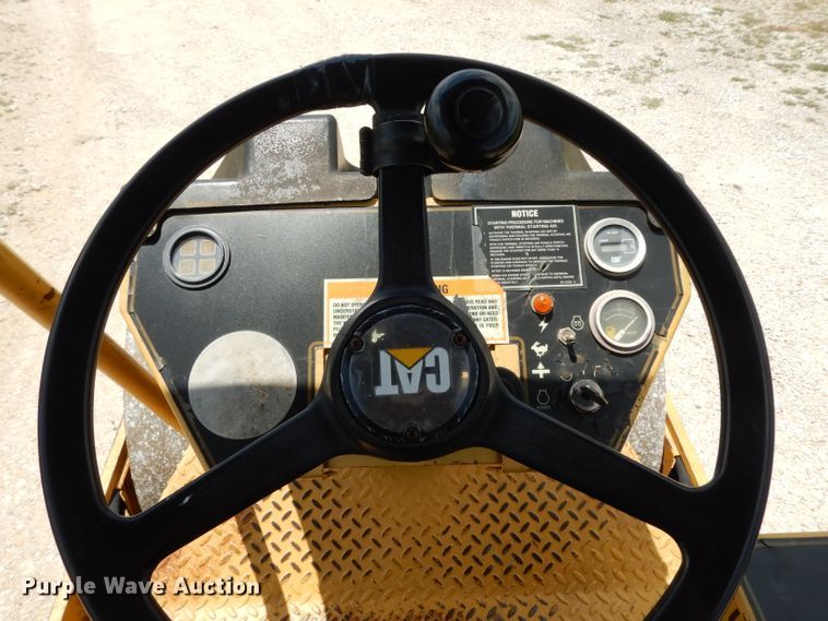 image for item DG6831 1998 Caterpillar CS-323C single drum vibratory roller