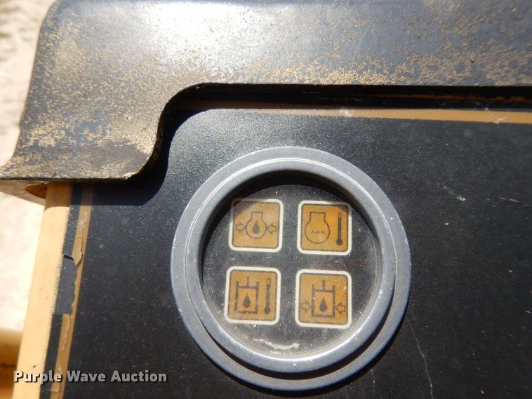 image for item DG6831 1998 Caterpillar CS-323C single drum vibratory roller